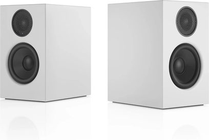 Par hvite trådløse Audio Pro A28 W-høyttalere sett på skrå, med synlige svarte høyttalere