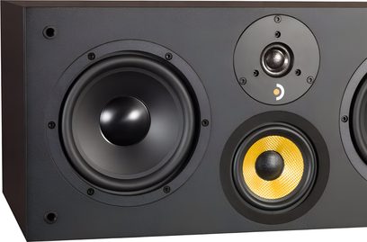 Davis Acoustics Ariane C2 centralhøjtaler i sort, set forfra, med lav- og mellemtoner med gul fletmembran og kuppeltweeter