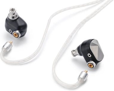 To svarte Astell&Kern Pathfinder in-ear hodetelefoner med gjennomsiktige øreplugger, koblet sammen med hvite kabler
