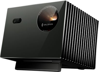 Videoproiector Valerion VisionMaster Pro 2 negru, cu fațadă din sticlă lucioasă, obiectiv circular și senzor mic, partea dreaptă prevăzută cu fante verticale metalice, vedere din unghi de trei sferturi față-dreapta