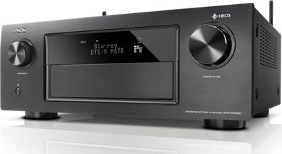 Denon AVR-X4300H sort home cinema-forstærker, set forfra, blåt display med "Blu-ray DTSX MSTR", knapper og drejeknapper på frontpanelet