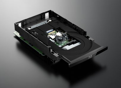 Odtwarzacz Blu-ray Denon CARA S-5BD w kolorze czarnym, widok z góry w perspektywie, otwarta pokrywa, widoczne podzespoły elektroniczne