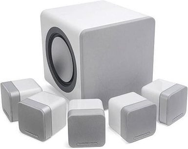 Sada kompaktních reproduktorů Cambridge Audio Minx 10 bílá, 5 krychlových reproduktorů a 1 obdélníkový subwoofer, 3D pohled