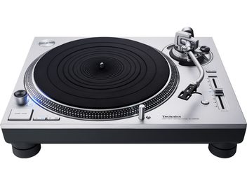 Gramofon Technics SL-1200GREGS stříbrný, pohled shora, matně černý talíř, raménko, ovládací tlačítka a regulační kolečka