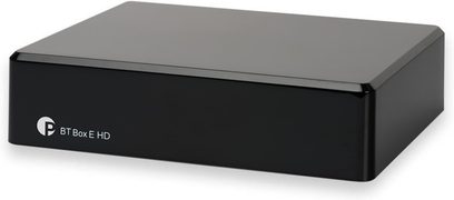 Бездротовий передавач Pro-Ject BT Box E HD чорного кольору, компактний прямокутний корпус, гладка поверхня, логотип і текст білим кольором на передній панелі