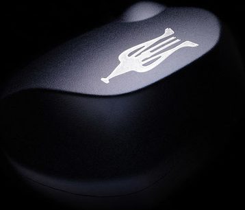 Sluchátka Meze Audio Rai Penta s otevřeným designem, detailní pohled z profilu na černém pozadí, stříbrné logo ve tvaru trojzubce na matné černé skořepině