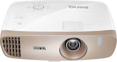 Bežový projektor Benq W2000, pohled zepředu a shora, objektiv uprostřed, boční ventilační mřížky, tlačítka na horní straně
