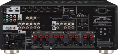 Pioneer SC-2024-K sort hjemmebiografsforstærker, frontpanel, frontvisning, mange stik og knapper, to sølvfarvede drejeknapper