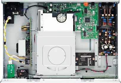 Widok wewnętrzny otwartego srebrnego odtwarzacza CD Yamaha CD-S700, pokazujący obwody elektroniczne i mechanizm odczytu