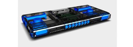 Schwarzes elektronisches Gehäuse mit blauen LEDs, Tasten und Anschlüssen auf der Oberseite, in einer Dreiviertelansicht von vorne gezeigt