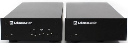 Δύο μαύροι προενισχυτές phono Lehmann Audio Decade, μπροστινές όψεις, δίπλα-δίπλα σε ανοιχτό γκρι φόντο
