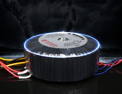 Sølvet ToneWinner toroid-transformer med flerfarvede kabler, blåt halo og nærbillede mod en stormfuld baggrund