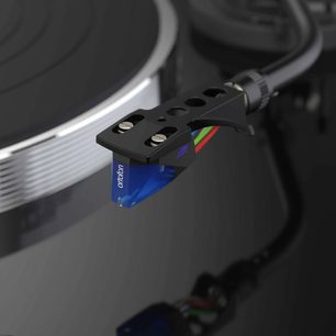 Reloop TURN X zwarte platenspeler, close-up van de naald en de toonarm met RGB-LED-verlichting