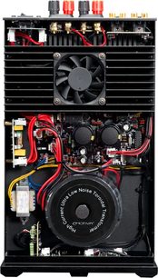 Emotiva BASX A-100 sort hi-fi stereoforstærker, set indefra forfra, elektroniske komponenter, blæser, stik