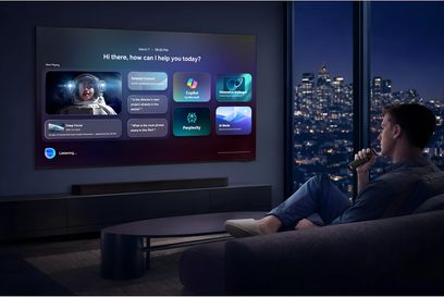 Televisore Samsung TMR65R95H grande schermo da parete con interfaccia smart TV in un soggiorno di notte vista frontale
