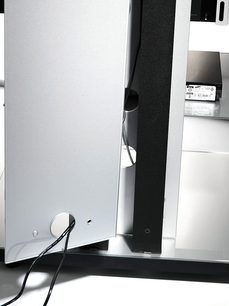 Audio-videonáboh Spectral Tray PX701 v bílé barvě, boční pohled, otevřené dveře, černé kabely, částečný pohled na obrazovku