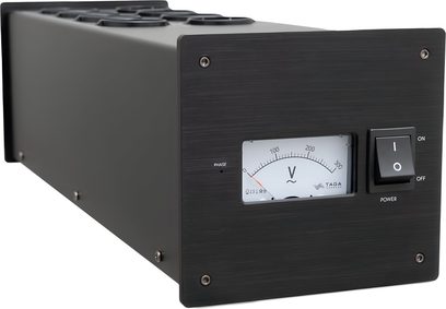 Sort Taga Harmony PF-1000DC overspændingsbeskyttet forlængerledning set i skrå vinkel, front med analog voltmeter og stor afbryderknap