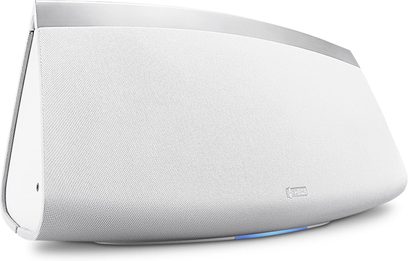 Bezdrátový chytrý reproduktor Denon HEOS 7 HS2 bílý, pohled zepředu, zakřivený tvar, bílá tkanina, stříbrný proužek