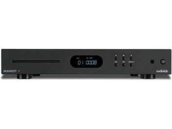 Juodos spalvos aukštos kokybės „Audiolab 6000CDT“ CD grotuvas su plokščiu priekiniu skydeliu, centriniu skaitmeniniu ekranu, kairėje esančia CD anga, mygtukais ir logotipu dešinėje.