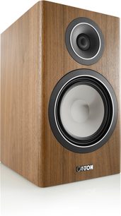 Canton Townus 30 Regal-Lautsprecher in Nussbaum-Ausführung, aus Dreiviertelansicht, Holzgehäuse mit schwarzem Woofer und schwarzem Hochtöner
