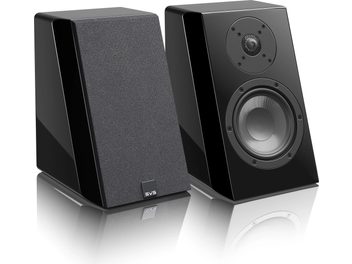 To SVS Ultra Elevation Dolby Atmos-høyttalere i sort lakk, trapesformede, på en reflekterende overflate