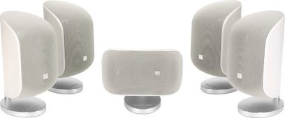 Pakke med 5 kompakte, ovale, hvide Bowers & Wilkins M1 MK2-højttalere på metalstativer, set forfra