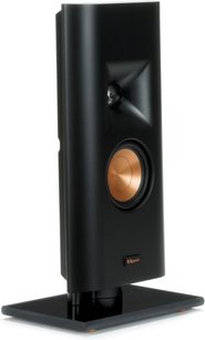 Caixa acústica de parede Klipsch RP-140D preta, vista frontal em ligeiro ângulo, com alto-falante cobre e suporte correspondente