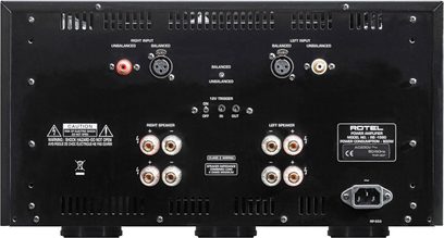Amplificatore di potenza alta fedeltà Rotel RB-1590 argento, vista posteriore, connettori audio, terminali altoparlanti, presa alimentazione