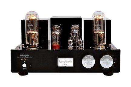 Amplificatore audio a valvole nero in metallo, vista frontale, valvole in vetro illuminate, VU-meter centrale, due grandi manopole