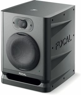 Aktiv monitorhøjttaler ALPHA 65 EVO, perspektivvisning, front med tweeter og woofer, logo på siden