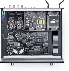 Vista interior de un amplificador de alta fidelidad Primare I35 Prisma plateado que muestra los circuitos electrónicos y componentes en el chasis