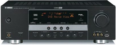 Yamaha AV-4103 sort hjemmebiografsystem, set forfra, med orange display, knapper og justeringsdrejeknapper