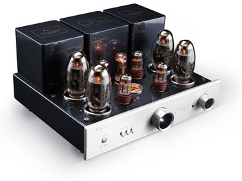 Cayin CS-150A sølv stereo rørforsterker, svart metallchassis og børstet aluminiumfront, sett fra venstre forfra i trekvart vinkel, viser tre svarte transformatorer bak, åtte glødende vakuumrør på topplaten og to store sylindriske knotter samt små brytere på fronten