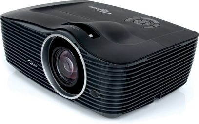 Optoma HD36 sort videoprojektor, set fra venstre forkvarter, linse foran, ventilationsriste på siden