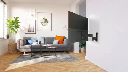 Musta värvi teleri seinakinnitus väljasirutatud liigendvarrega, teler tagantvaates valgusküllases elutoas
