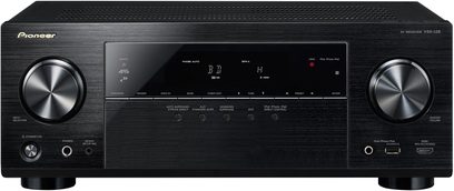 Pioneer VSX-528 sort hjemmebiografsforstærker, med børstet aluminiumsfront, LCD-skærm, knapper, USB-porte og hovedtelefonstik