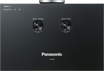 Panasonic PT-AE4000 sort videoprojektor, set forfra, to runde horisontale linser og to vertikale