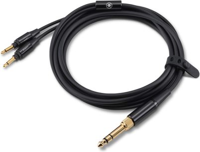 Svart audiokabel i gummi, sett ovenfra, en gullbelagt 6,35 mm jack og to L/R-minijacker, Yamaha-logo, festestropp