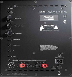 Bowers & Wilkins ASW608 sort baskabin, bagfra, tilslutninger og justeringer, logo, advarselsmærkat