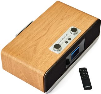 Roberts Stream 67 bordradio i lys trækasse, set fra oven i trekvarts vinkel, med sølvfarvet metalbetjeningspanel og to store drejeknapper på toppen, sort front med integreret farveskærm, leveres med sort fjernbetjening