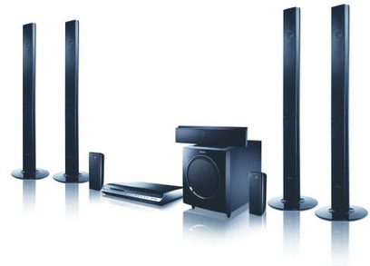Sort Samsung HT-BD2R hjemmebiografsystem bestående af en subwoofer, en Blu-ray-afspiller og seks højttalersøjler