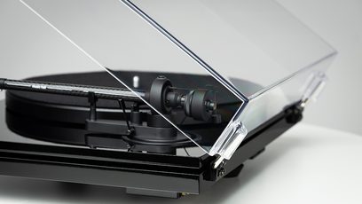 Music Hall MMF 3.3 sort pladespiller, nærbillede i fugleperspektiv af tonearmen med pickup og nål