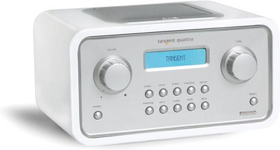 Baltasis Tangent Quattro stalo radijo imtuvas, priekinis vaizdas, mėlynas LCD ekranas su užrašu „TANGENT", sidabriniai mygtukai ir reguliavimo rankenėlės