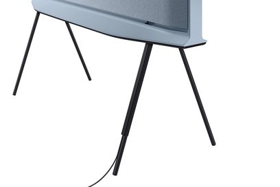 Sort metalfod til tv, minimalistisk design, to tynde, skrå ben forbundet med en tværgående bjælke