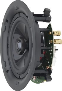 Sort, indbygget, cirkulær Q Acoustics Qi65SP højttaler i sort, plastik og metal, set i trekvart perspektiv forfra, viser fiberkegle med centermonteret diskant, monteringskrave, fastgørelsesarme og forgyldte terminaler