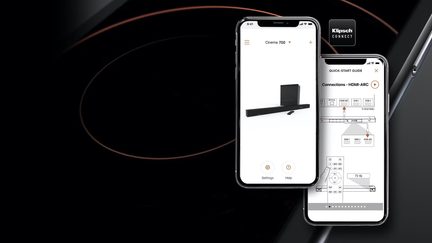 To smartphones, der viser Klipsch Connect-appen, placeret på en skinnende sort overflade