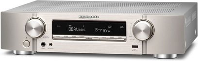 Wzmacniacz kina domowego Marantz NR1711 w kolorze srebrno-złotym, widok z przodu, cyfrowy wyświetlacz, przyciski i pokrętła regulacyjne