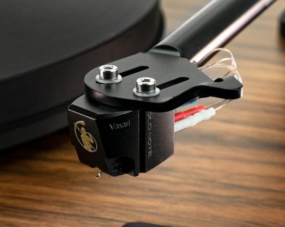 Zwarte Gold Note Vasari phono-cartridge gemonteerd op de arm van een platenspeler, met zichtbare aansluitingen en bedrading