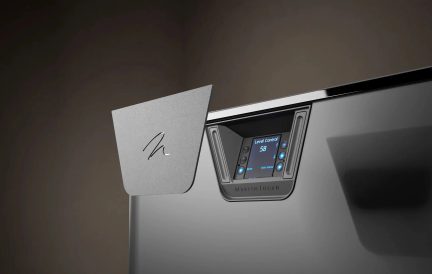 Sort MartinLogan-subwoofer med baggrundsbelyst digitalt kontrolpanel og åbent sidegitter