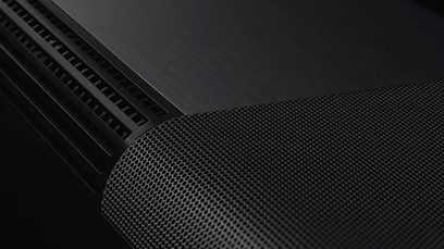 Czarna listwa dźwiękowa Sennheiser AMBEO Soundbar Max + SUB, zbliżenie z przodu, perforowane metalowe kratki